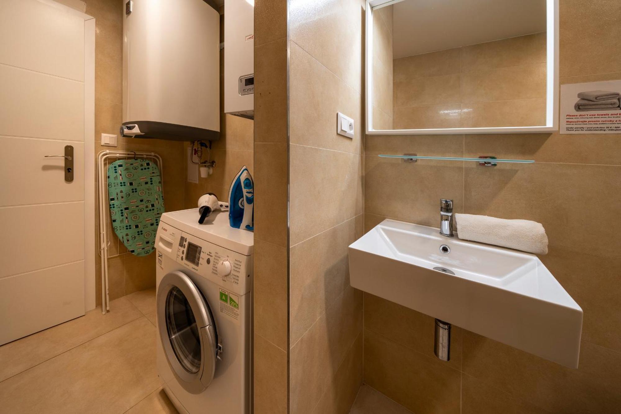 Apart Hotel Zborovska Прага Екстер'єр фото